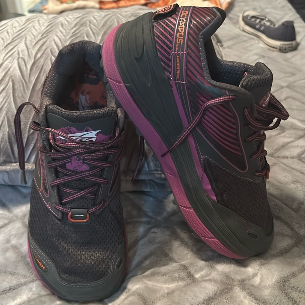 Altra trail runner. Olympus virbram